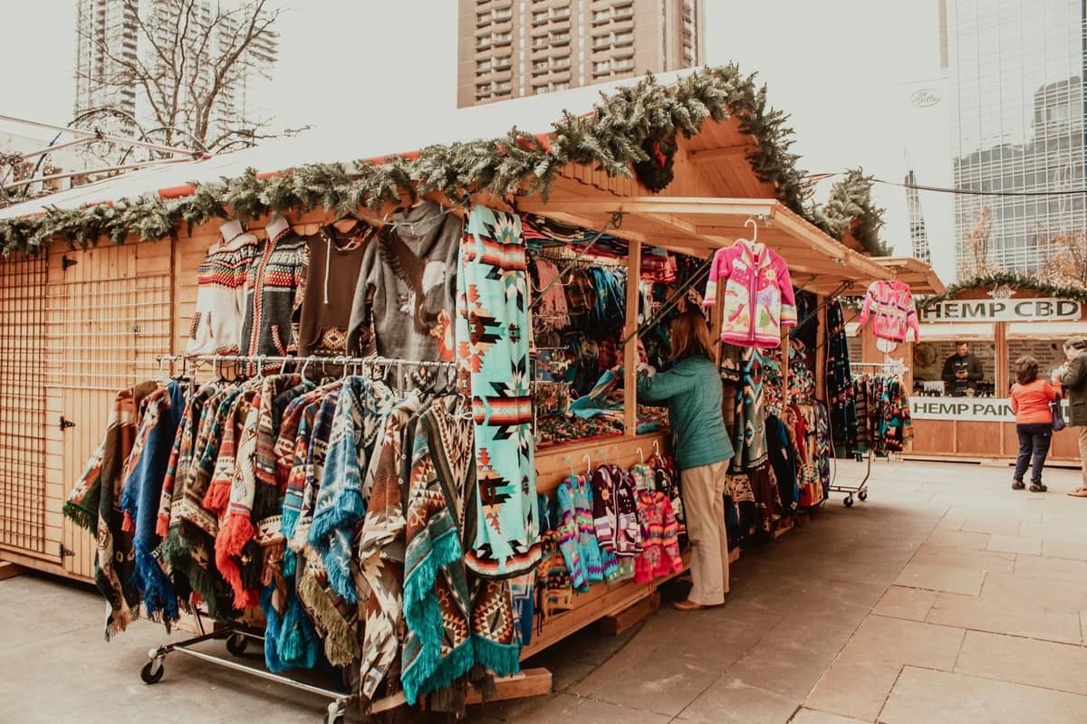 Weihnachtsmarktstand mit bunter Kleidung vor der Skyline der Innenstadt von Chicago