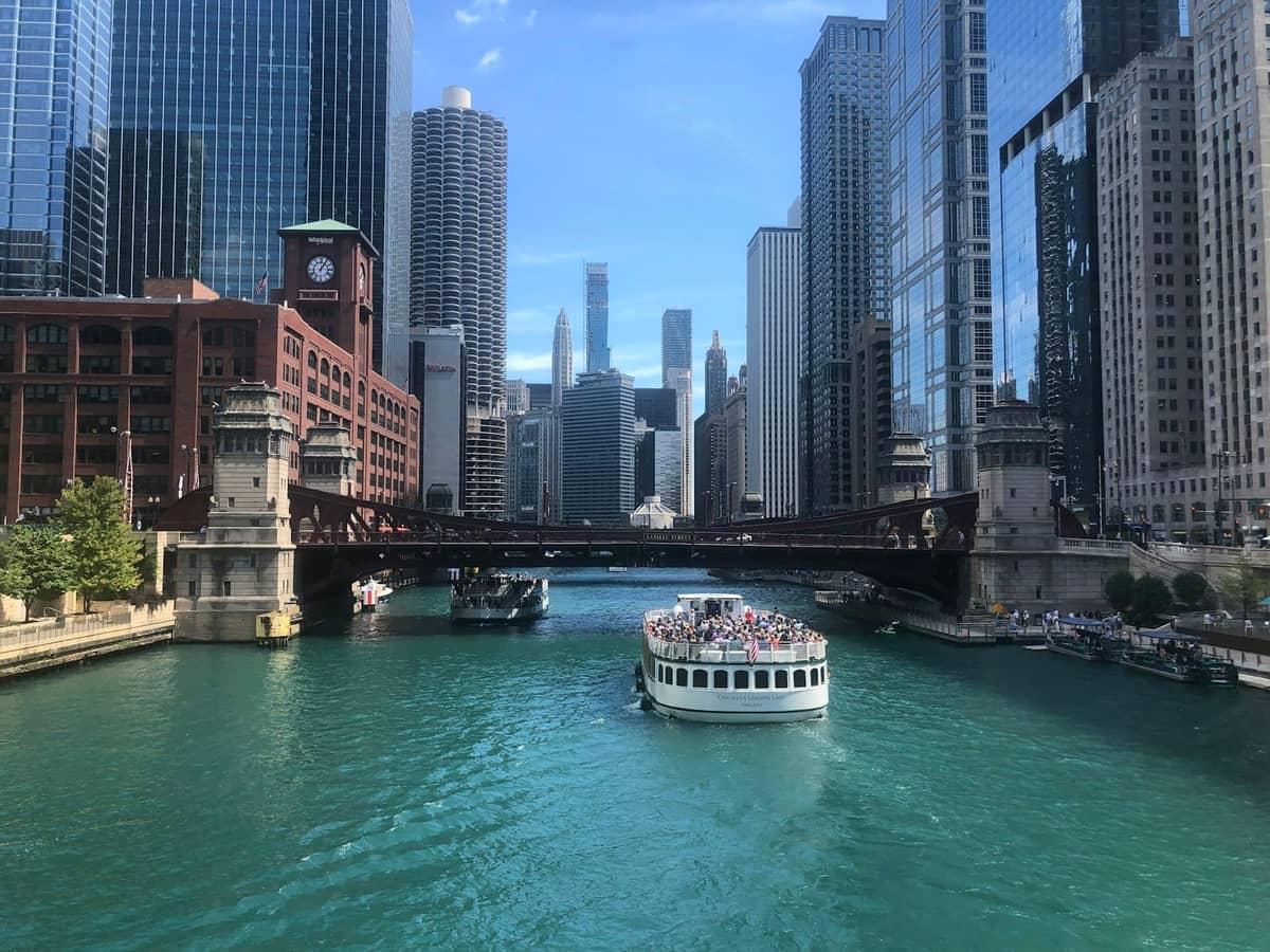 Chicago River mit einem Architektur-Tourenboot und ikonischen Wolkenkratzern der Innenstadt an einem sonnigen Tag