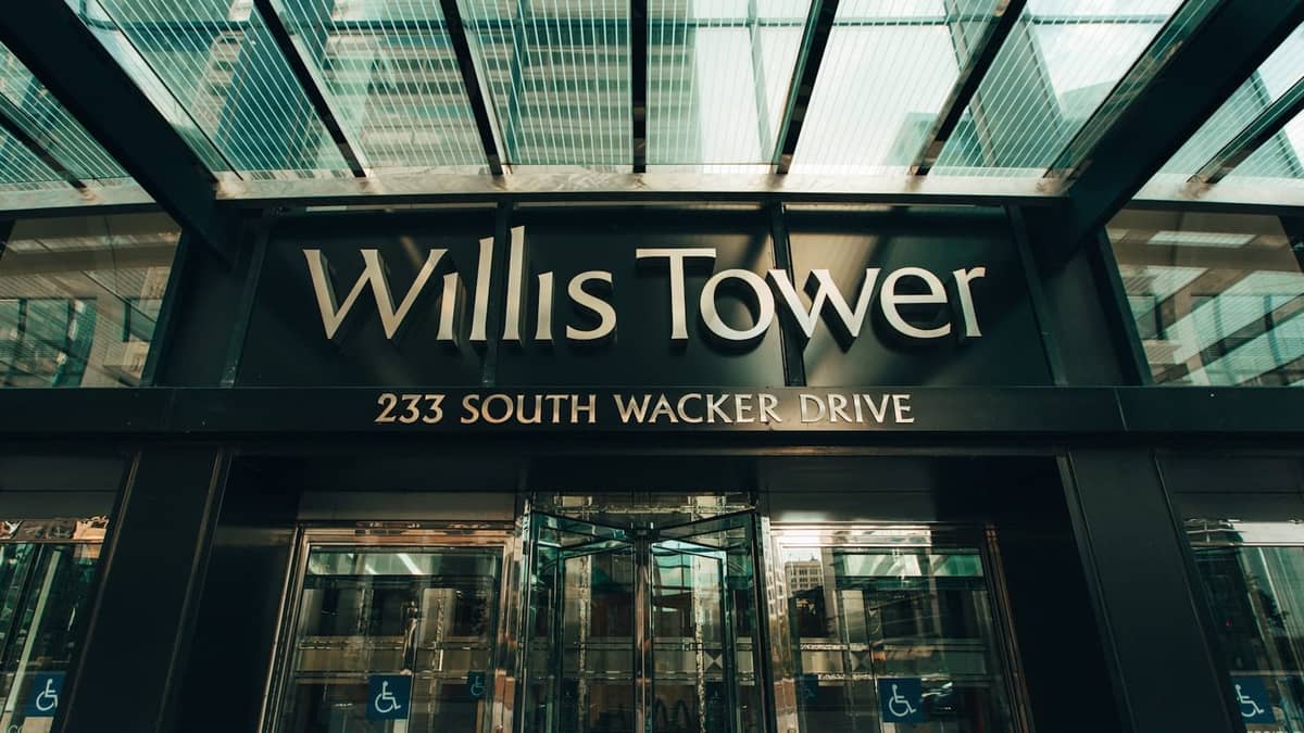 Eingang zum Willis Tower am 233 South Wacker Drive mit dem deutlich über den Türen angezeigten Gebäudenamen