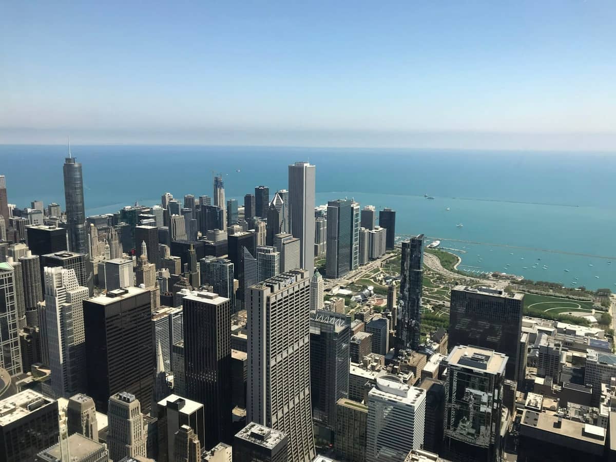 Vogelperspektive auf die Wolkenkratzer der Innenstadt von Chicago und den Lake Michigan von einem Aussichtsdeck an einem klaren Tag.