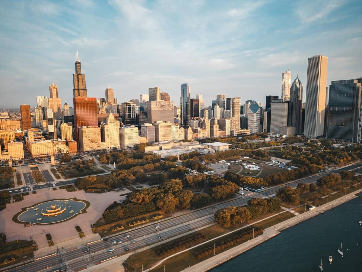 Vista aérea del horizonte de Chicago, Grant Park y el frente al lago en un día despejado con la Fuente Buckingham visible en primer plano.