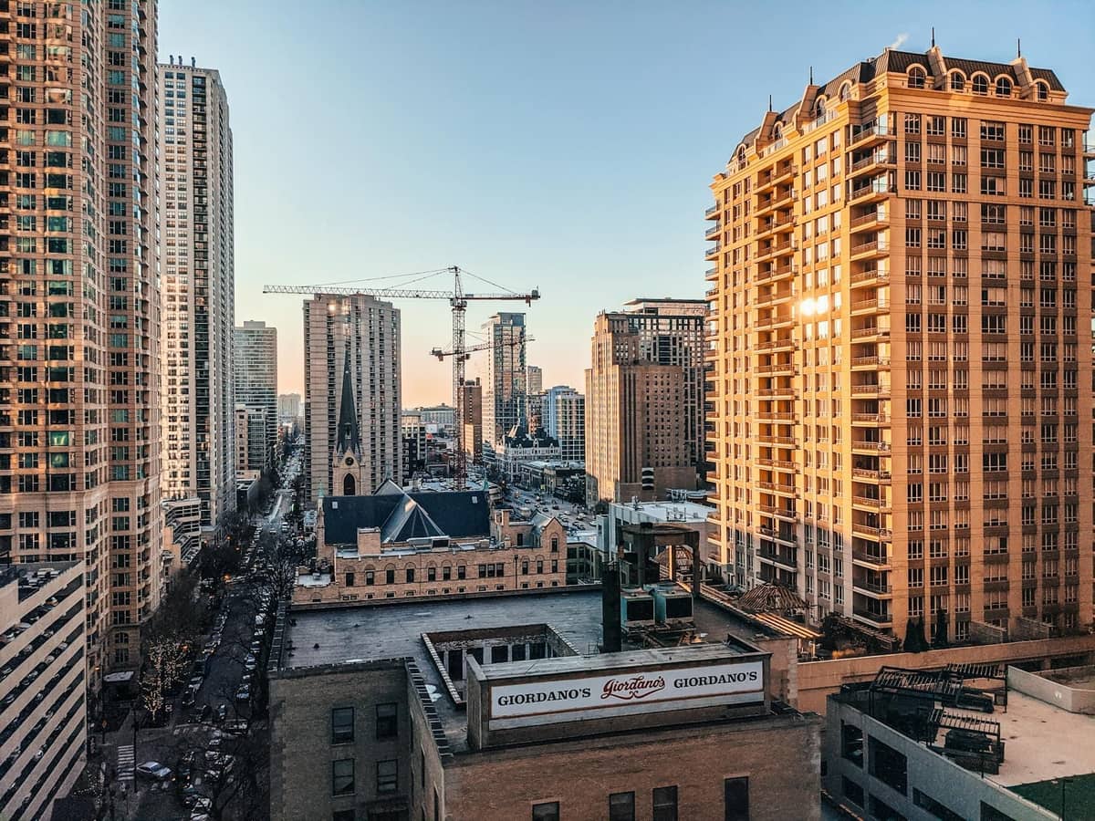 Blick auf exklusive Hochhäuser im Stadtviertel Gold Coast in Chicago mit Straßen darunter und Luxuswohnungen.