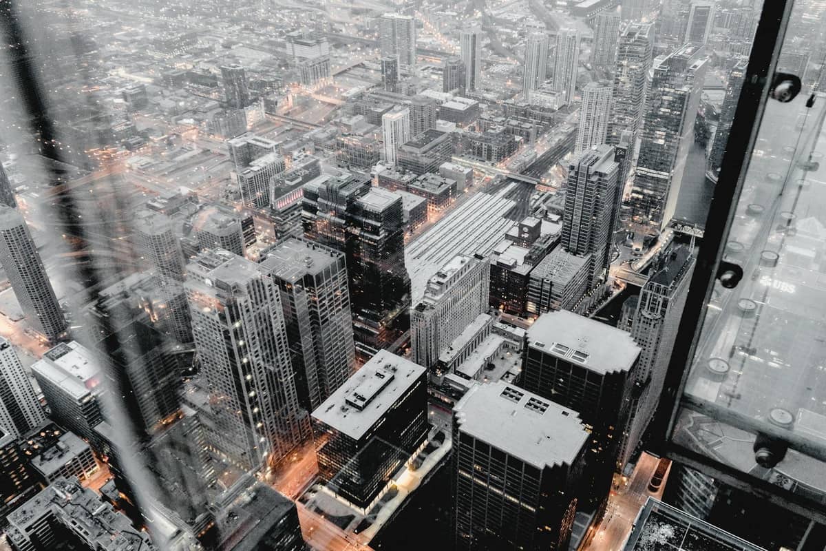 Vista mirando directamente hacia abajo a los rascacielos de Chicago a través del suelo de cristal, desde una plataforma de observación elevada