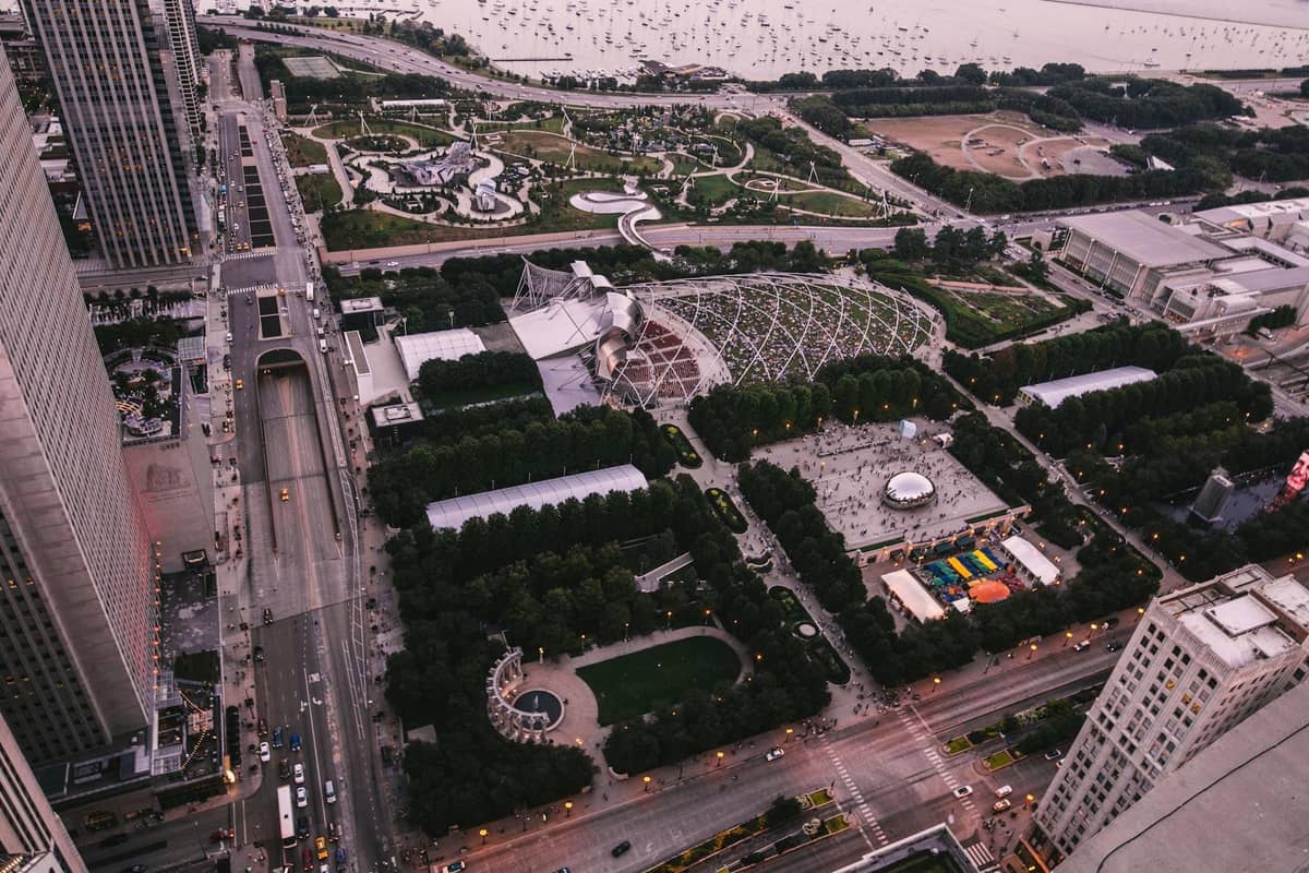 Vista aerea del Millennium Park di Chicago con il Jay Pritzker Pavilion e le aree verdi circostanti visibili.