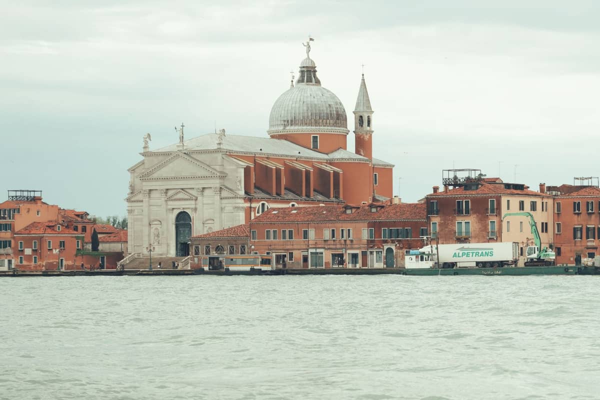 มุมมอง Chiesa del Santissimo Redentore บนเกาะจูเด็คกา โดดเด่นด้วยหน้าจั่วสีขาวสง่าและโดมสูง เห็นได้ชัดจากอีกฝั่งน้ำที่เวนิส