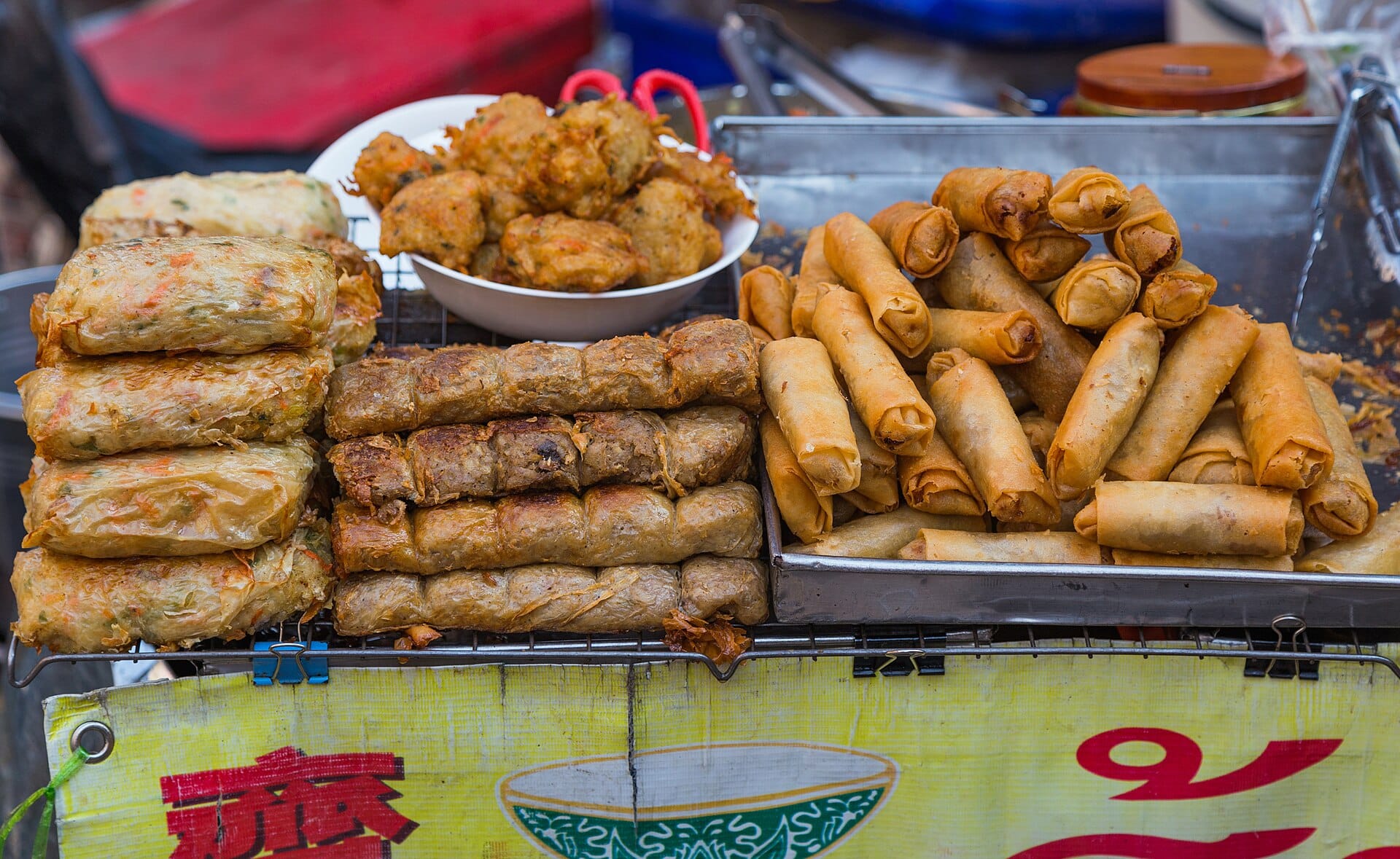 Street food nella Chinatown di Bangkok con involtini primavera fritti e snack a una bancarella locale