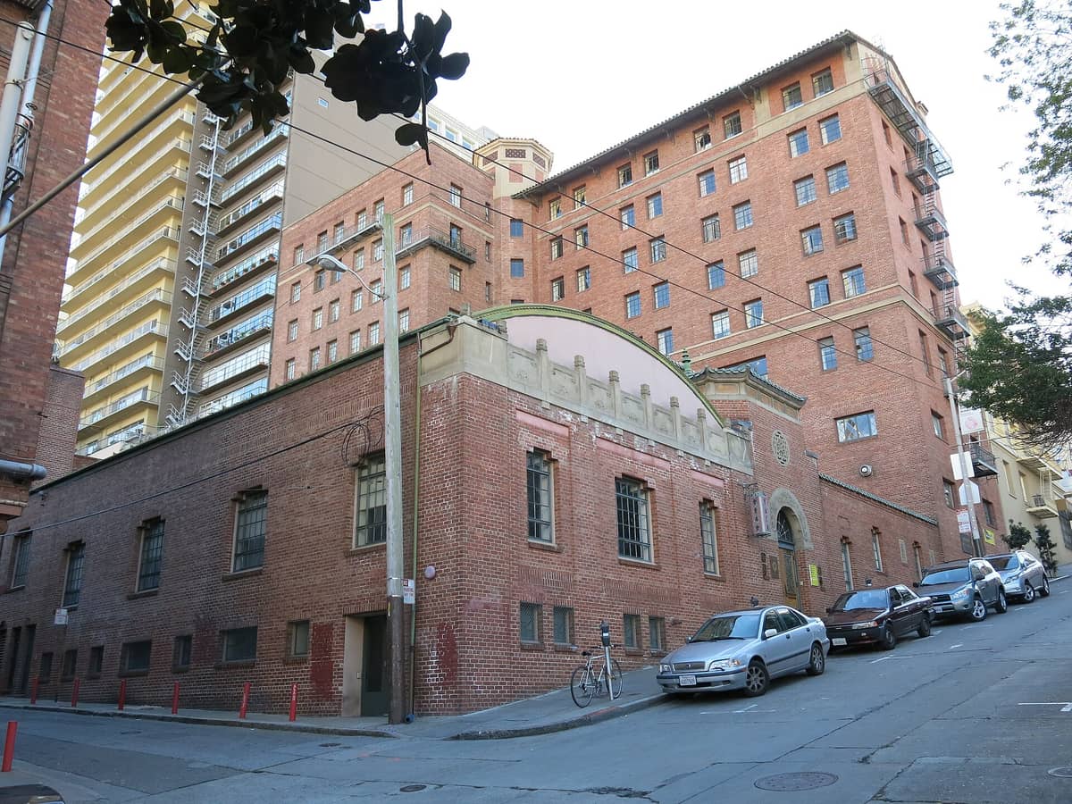 Vista exterior del Museo de la Sociedad Histórica China de América, alojado en un histórico edificio de ladrillo rojo diseñado por Julia Morgan en el Chinatown de San Francisco.