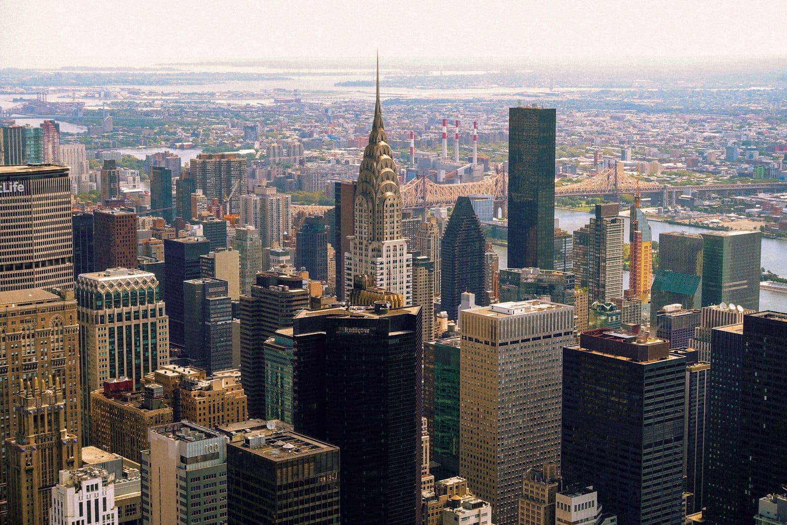 Il Chrysler Building svetta sullo skyline di New York, circondato da altri grattacieli su un ampio orizzonte.