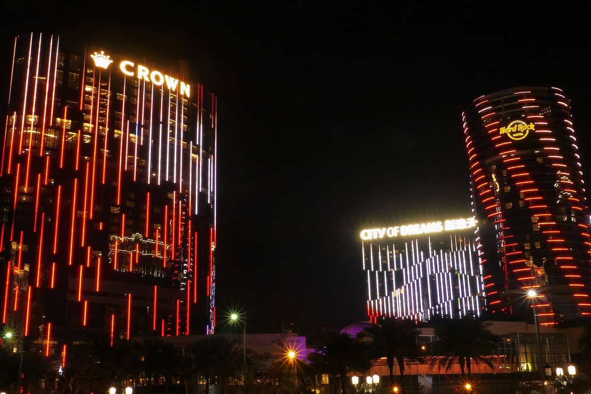 Nachtansicht des City of Dreams Macau mit dem Crown Tower, dem Hard Rock Hotel und der beleuchteten City of Dreams Leuchtreklame am Cotai Strip.
