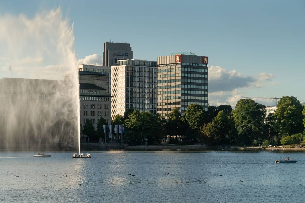 Bâtiments modernistes à Copenhague, dont le Radisson Collection Royal Hotel, avec un lac et une fontaine au premier plan