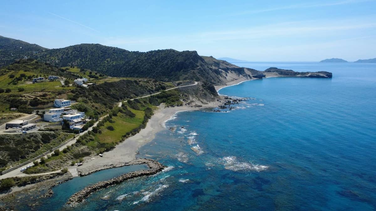 Vista aerea della remota costa rocciosa del sud di Creta con piccole spiagge e mare blu cristallino, accessibile principalmente in barca.