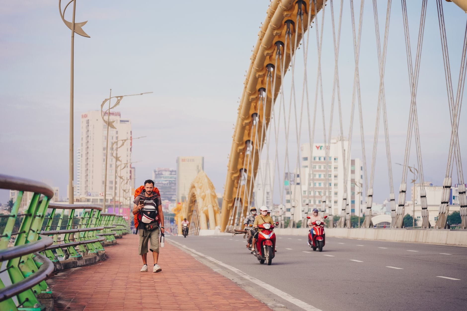 คนเดินเท้าและรถจักรยานยนต์บนทางเท้าของ Dragon Bridge ในเมืองดานัง แสดงให้เห็นถึงความใกล้ชิดระหว่างการสัญจรของคนเดินเท้าและยานพาหนะ