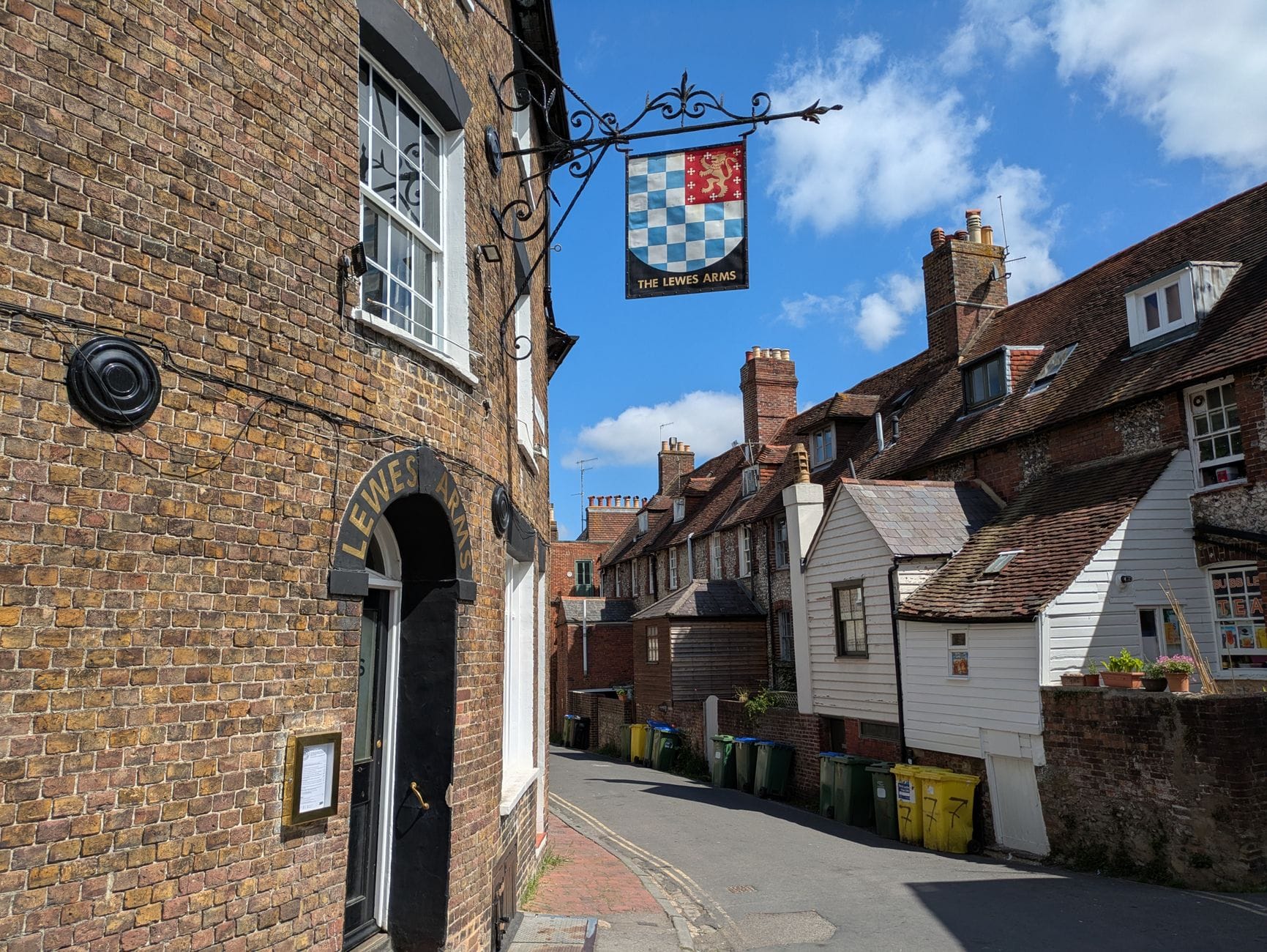Historische Backsteingebäude und enge Gasse in Lewes, einer malerischen Stadt, die von Brighton aus bequem mit dem Zug zu erreichen ist.