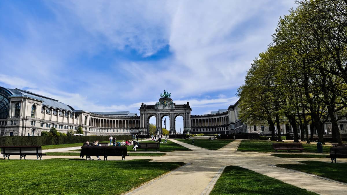 Vista ampla do Parc du Cinquantenaire em Bruxelas com o arco do triunfo e os jardins, um ponto de partida popular para passeios de um dia.