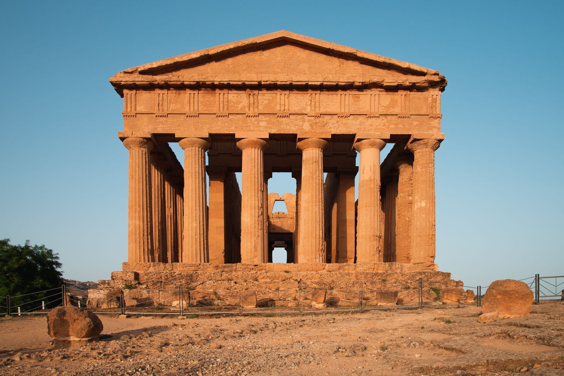 Frontansicht des gut erhaltenen antiken griechischen Concordia-Tempels im Tal der Tempel von Agrigento unter einem klaren blauen Himmel.