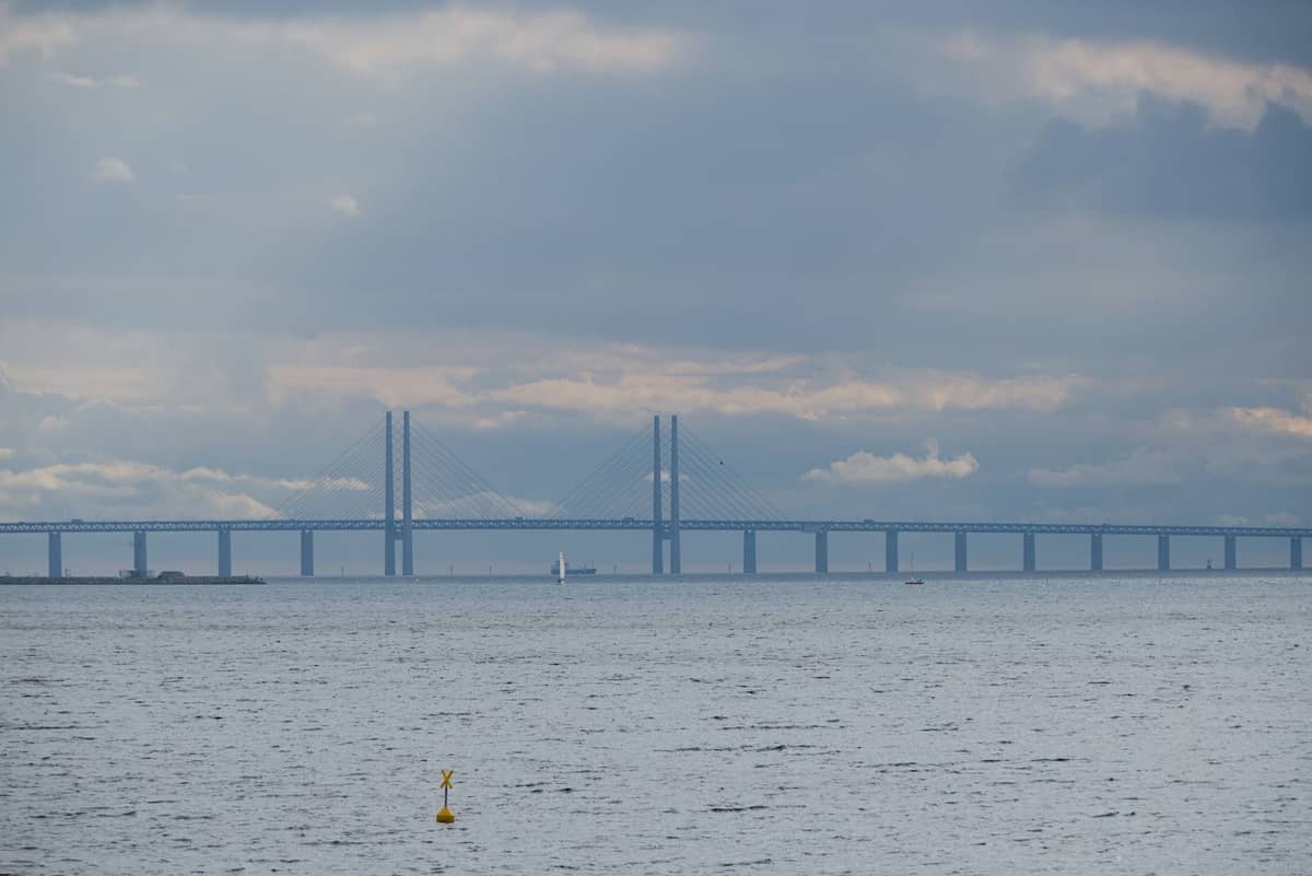Blick auf die Öresundbrücke, die sich unter einem bewölkten Himmel über das Meer zwischen Dänemark und Schweden erstreckt.