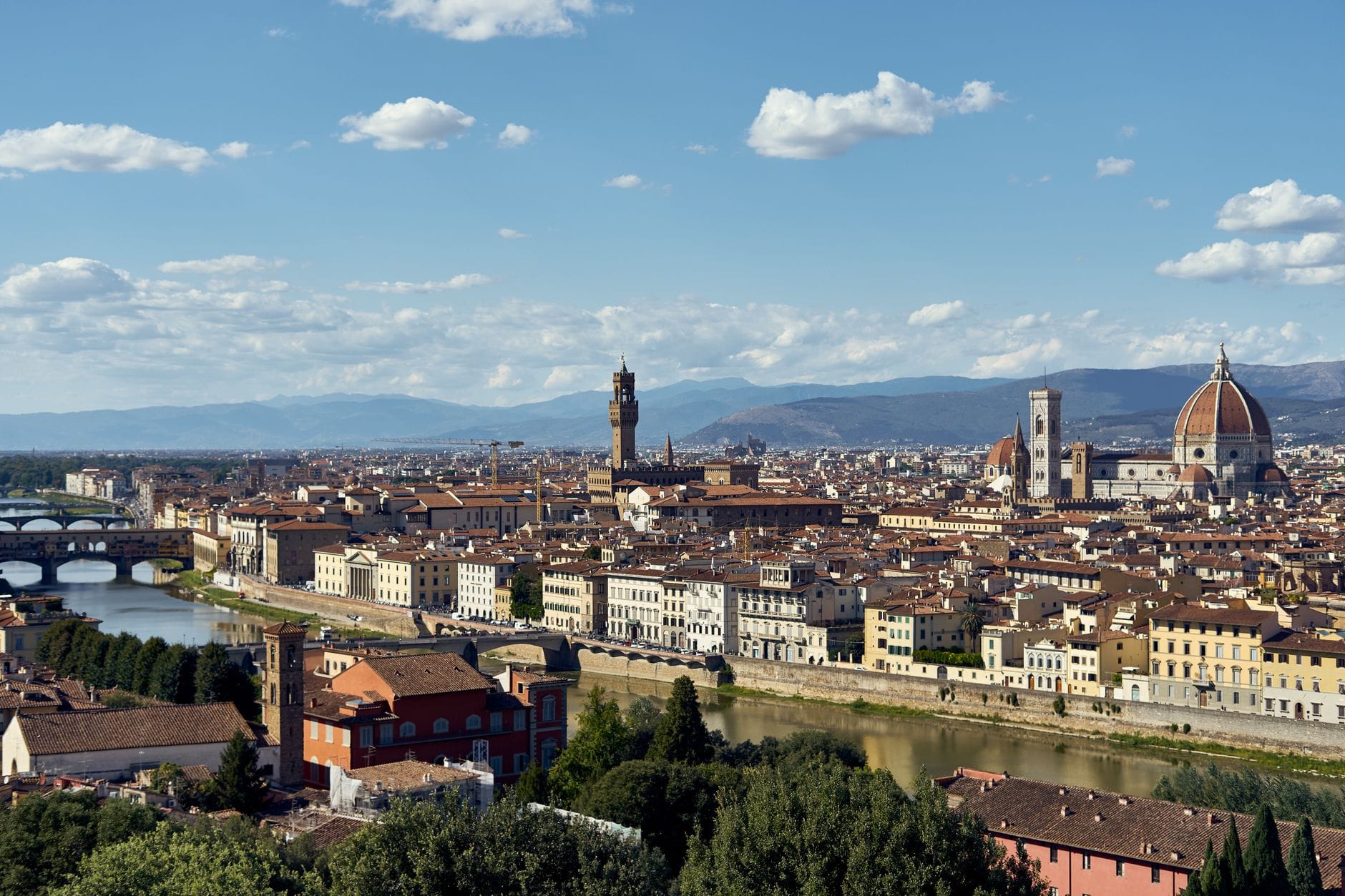 ภาพพาโนรามาของเมืองฟลอเรนซ์ เห็นแม่น้ำอาร์โน สะพาน Ponte Vecchio หอคอย Palazzo Vecchio และโดมมหาวิหารฟลอเรนซ์ ล้อมรอบด้วยภูเขาทัสกานี