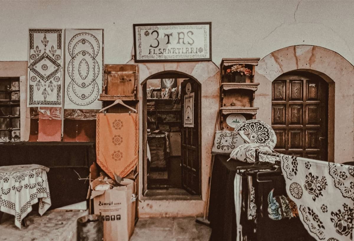 ร้านหัตถกรรมที่มีสิ่งทอปักลายและของตกแต่งจัดแสดงอยู่ภายในตลาดแบบดั้งเดิมในเม็กซิโก แสดงให้เห็นสินค้าหัตถกรรมพื้นเมืองแบบดั้งเดิม