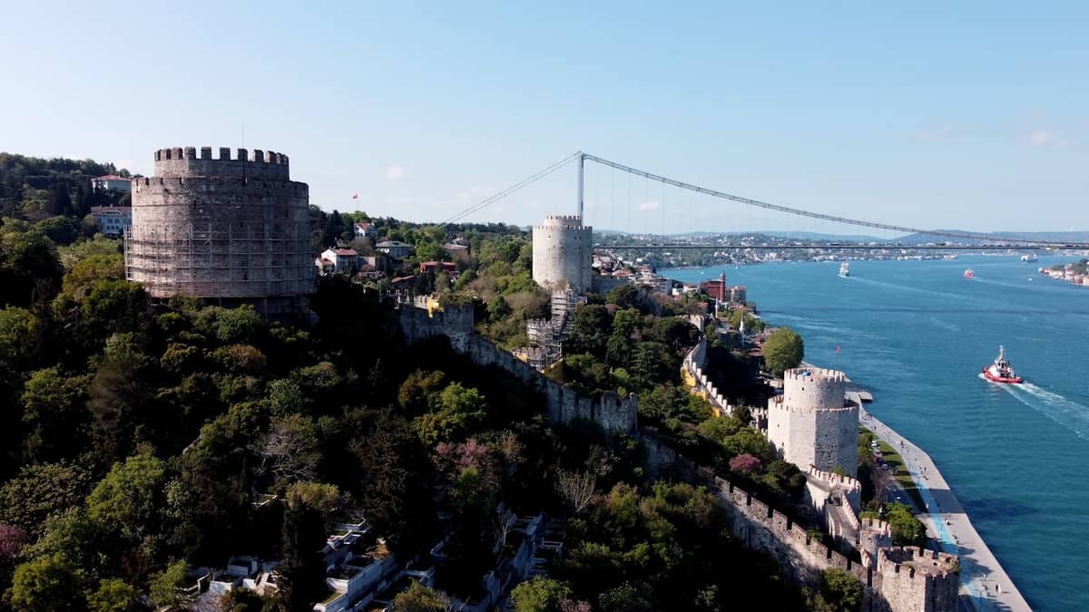 Boğaz kıyısındaki Rumeli Hisarı'nın asma köprü ve manzaralı sahil şeridiyle havadan görünümü, İstanbul.