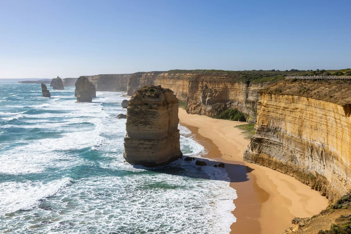 Spettacolari pinnacoli di calcare si ergono dalla risacca lungo spiagge dorate e scogliere a picco sulla leggendaria costa della Great Ocean Road, Victoria.