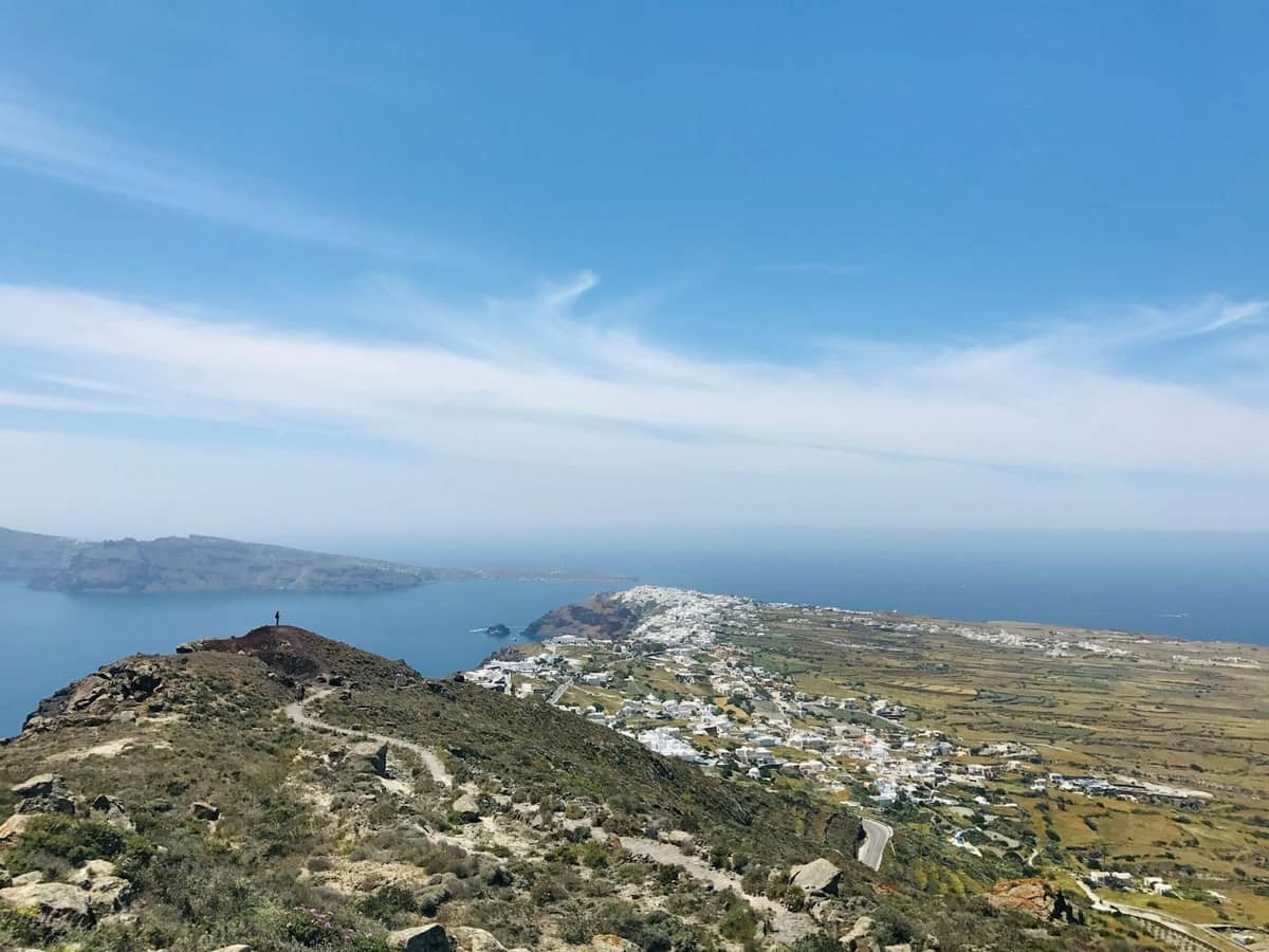 Weitblick über den Klippenweg von Fira nach Oia auf Santorini mit blauem Meer und weißen Dörfern entlang des Kraterrandes.