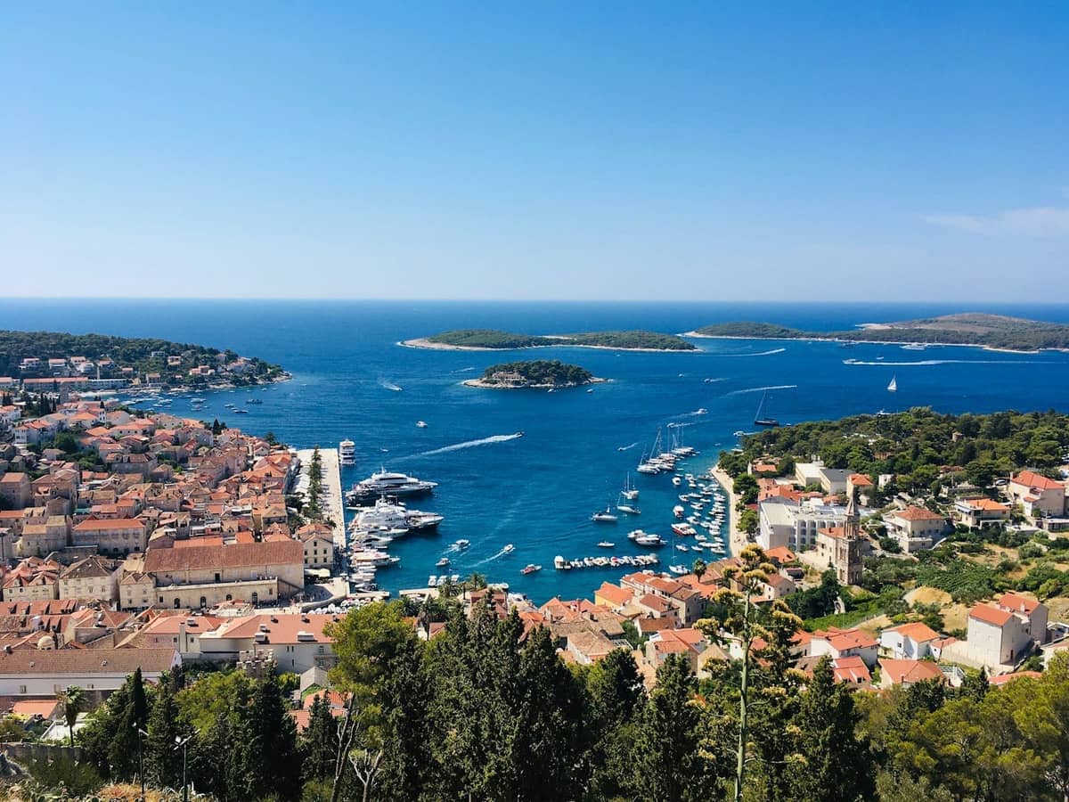 Panoramablick auf den Hafen und die Inseln bei Split, mit Booten im blauen Meer und historischen Gebäuden im Vordergrund.