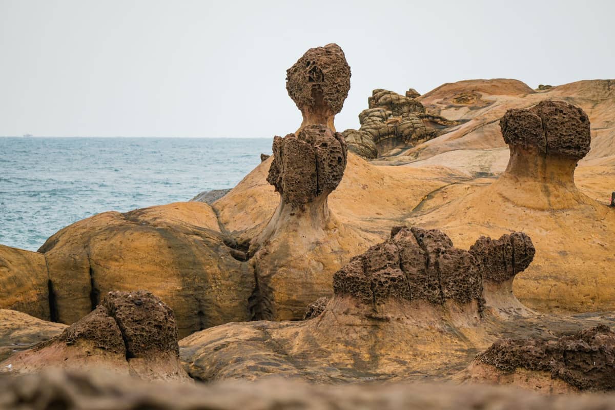 Einzigartige pilzförmige Hoodoo-Felsformationen am Meer, charakteristisch für den Yehliu Geopark an der Nordostküste Taiwans.