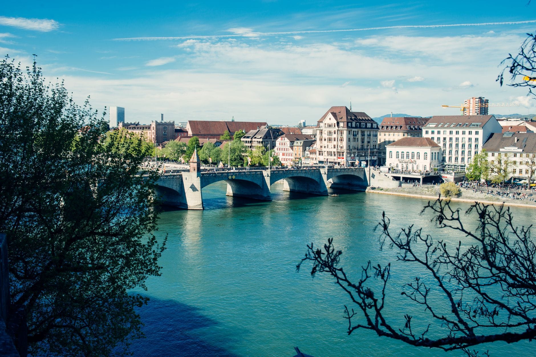วิวเมืองเก่าประวัติศาสตร์ของ Basel และสะพานหิน Mittlere Brücke ที่ข้ามแม่น้ำ Rhine ในวันที่ท้องฟ้าแจ่มใส