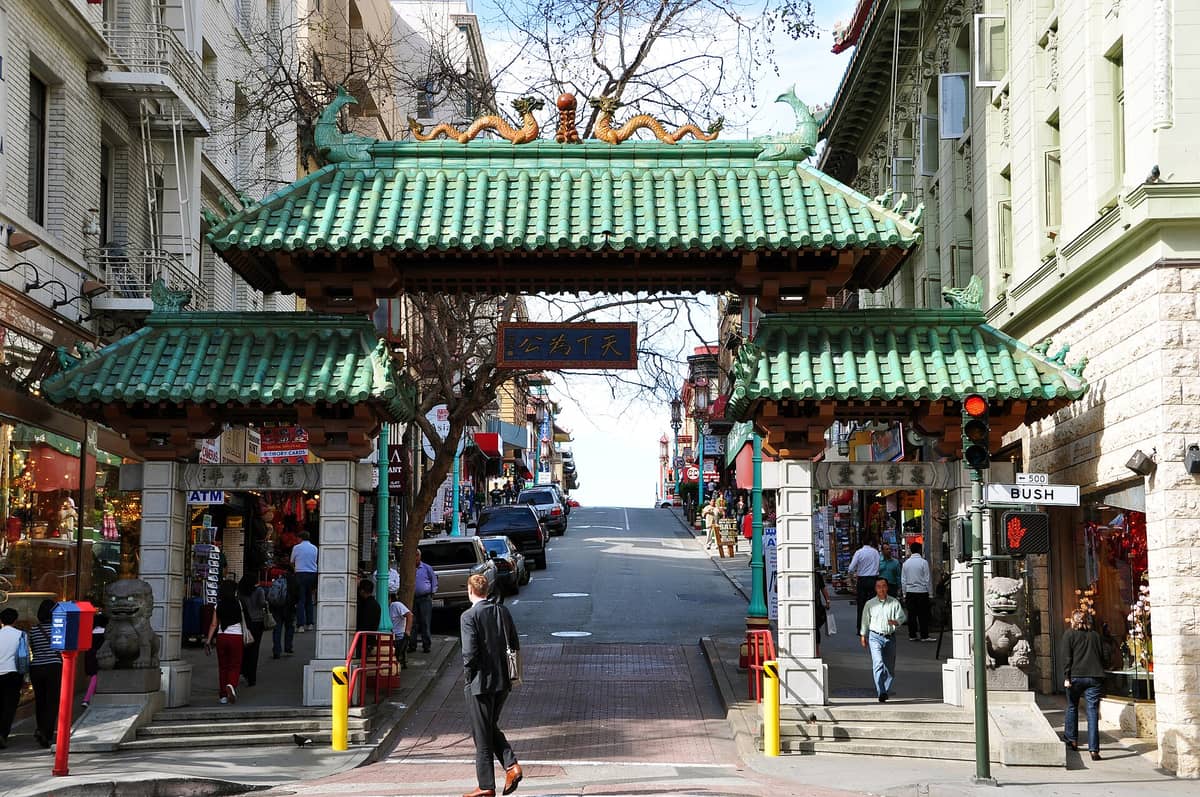 Das Dragon's Gate im Paifang-Stil am Eingang zu San Franciscos Chinatown, mit grünem Ziegeldach und Drachenskulpturen, an der Ecke Bush Street und Grant Avenue.