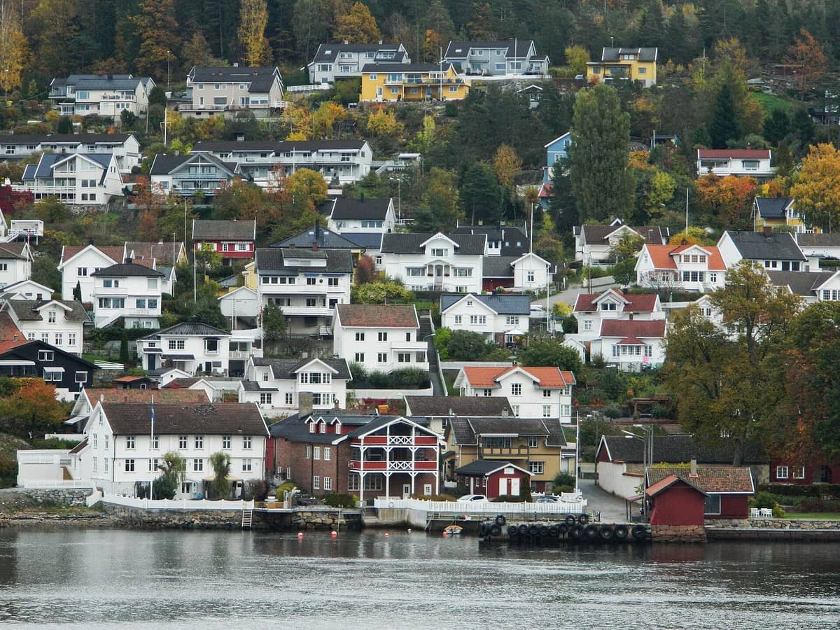 วิวบ้านไม้สวยงามของ Drøbak ที่เรียงรายอยู่บนเนินเขาเหนือ Oslofjord พร้อมใบไม้เปลี่ยนสีในฤดูใบไม้ร่วงและริมน้ำที่สงบเงียบ