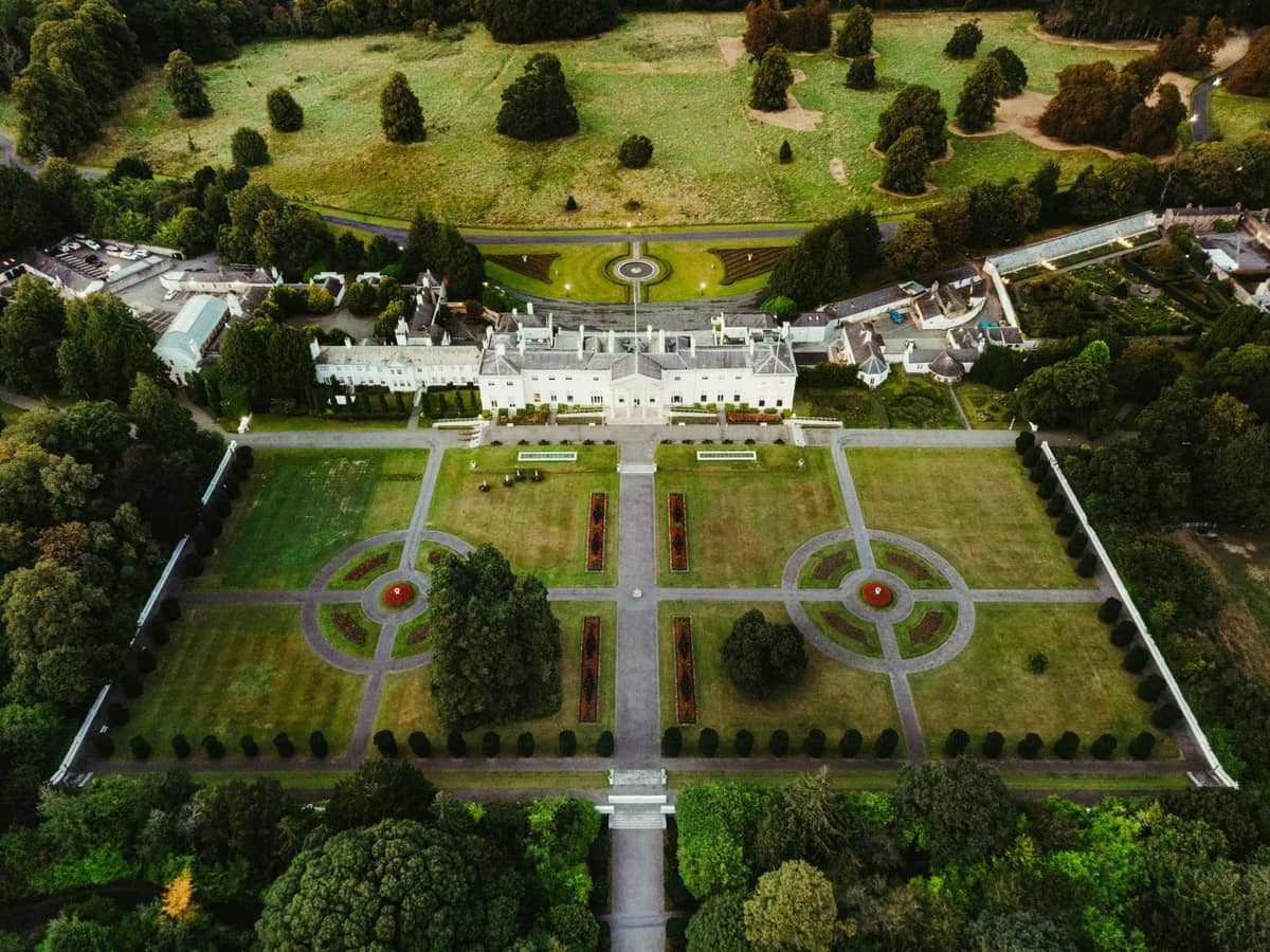 Vista aérea de los jardines formales y el edificio principal de Áras an Uachtaráin, situado en el vasto paisaje verde de Phoenix Park, Dublín
