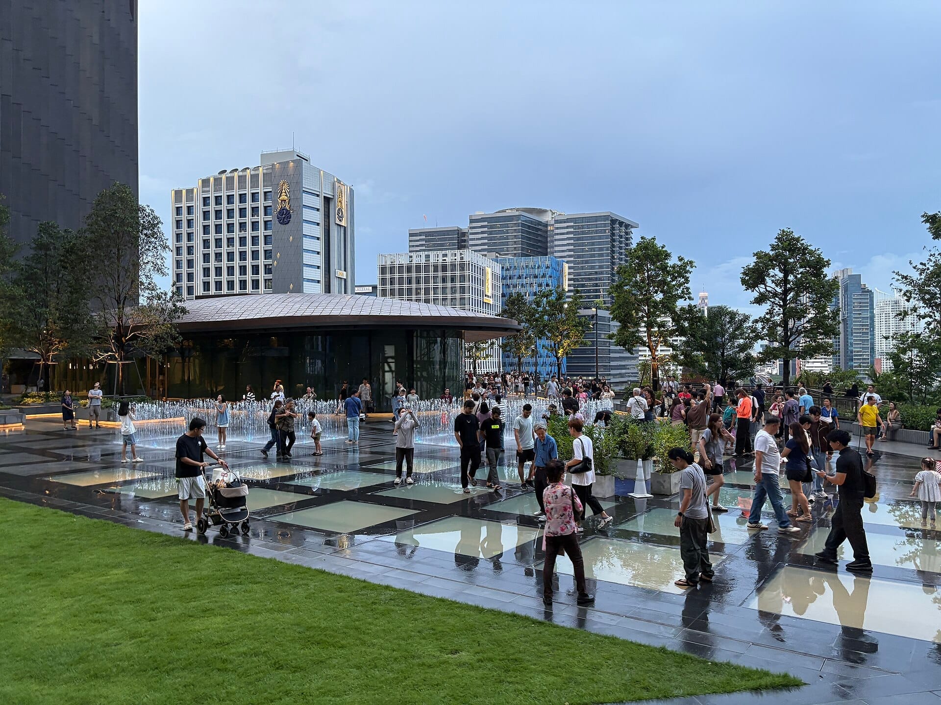 Dusit Central Park Bangkok con la piazza della fontana, visitatori e lo skyline circostante