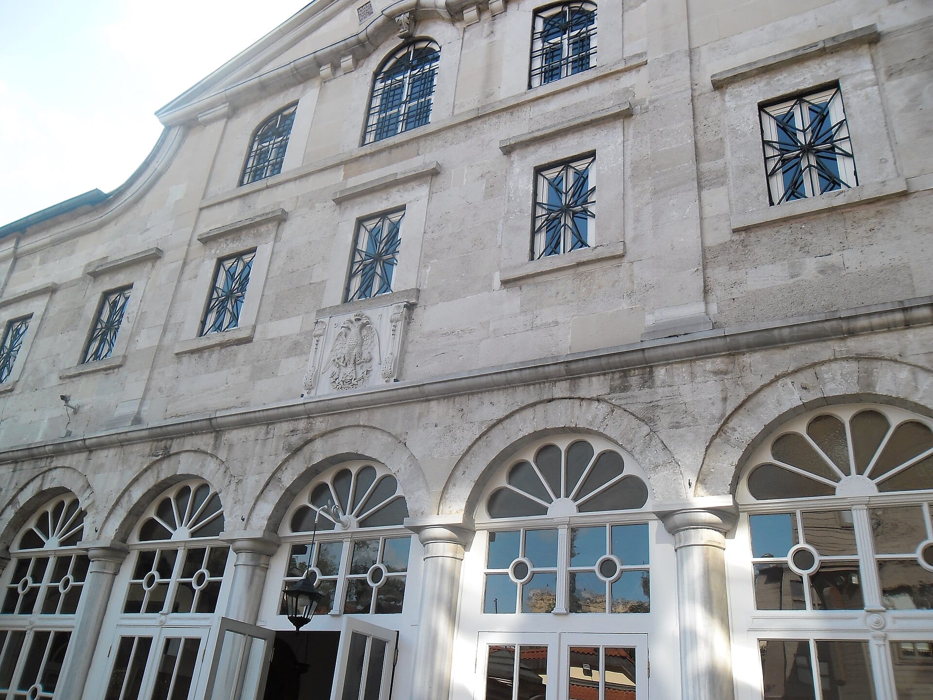 Facciata del Patriarcato Ecumenico di Costantinopoli, con ingressi ad arco, finestre ornate e pietra di colore chiaro nel quartiere Fener di Istanbul.