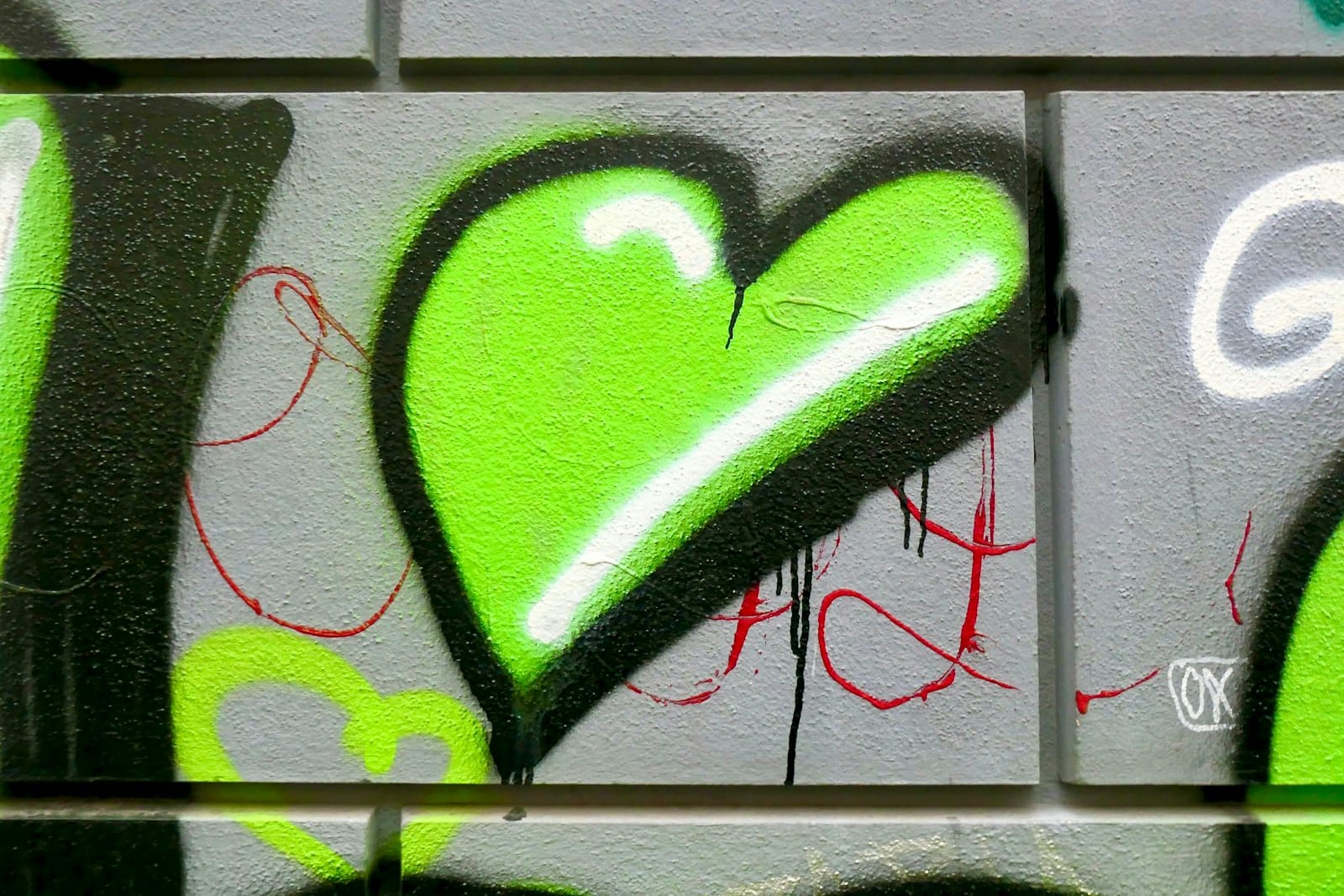 กราฟฟิตี้รูปหัวใจสีเขียวบนกำแพงใน Ehrenfeld สะท้อนวัฒนธรรมสตรีทอาร์ตที่คึกคักของย่านนี้