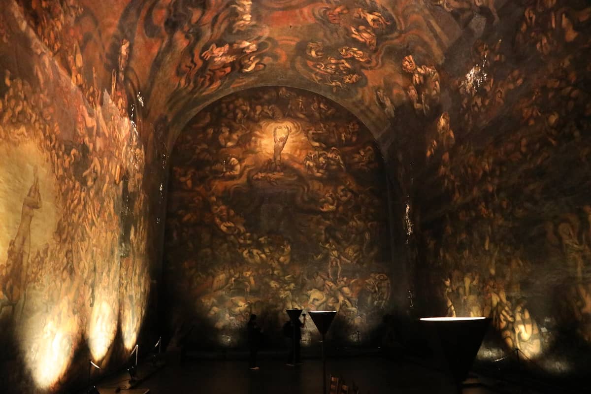 ภายในสุสาน Emanuel Vigeland ที่ออสโล ห้องโถงโค้งมืดตกแต่งด้วยจิตรกรรมฝาผนังสุดเข้มข้นแบบเต็มพื้นที่ อาบแสงสลัว