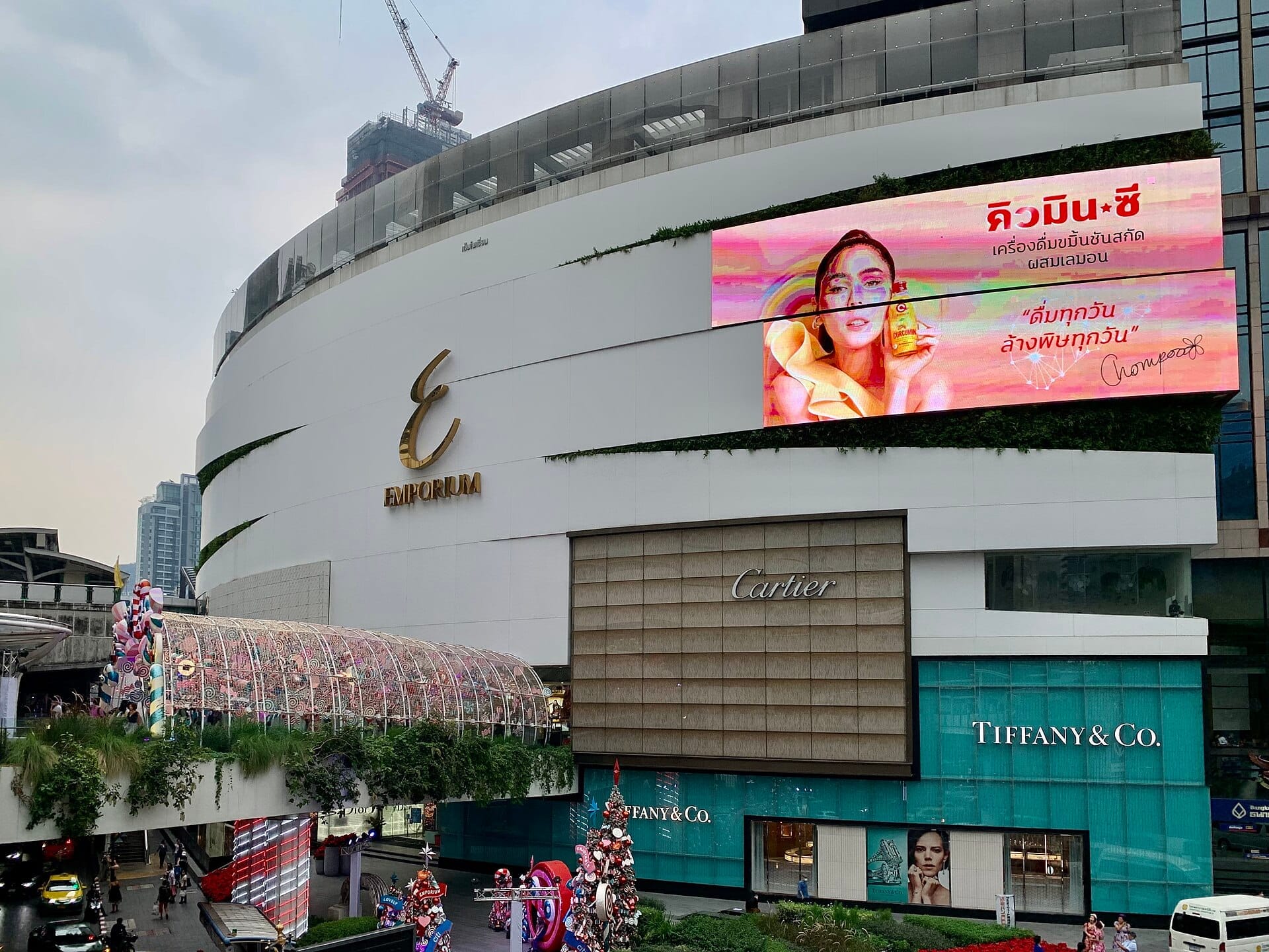 Esterno del mall Emporium Bangkok su Sukhumvit Road con vetrine di lusso e accesso sopraelevato via skywalk a Phrom Phong