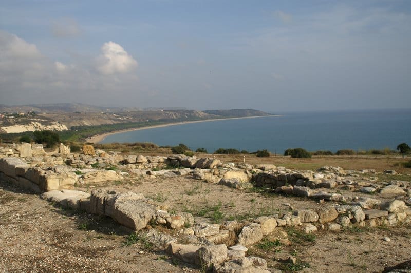 Die antiken Steinruinen von Eraclea Minoa überblicken das blaue Mittelmeer und die kreideweißen Klippen an der Südküste Siziliens unter einem teils bewölkten Himmel.