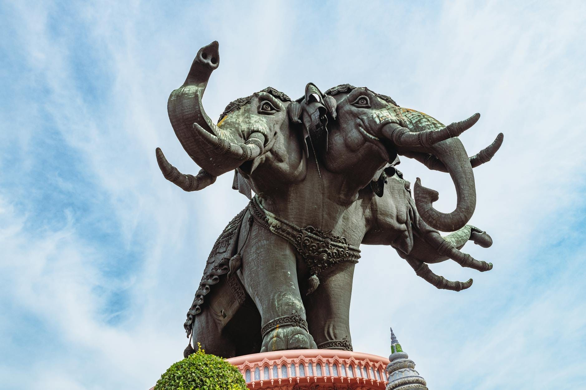 Statua dell'elefante a tre teste al Museo di Erawan a Bangkok, su un piedistallo contro il cielo