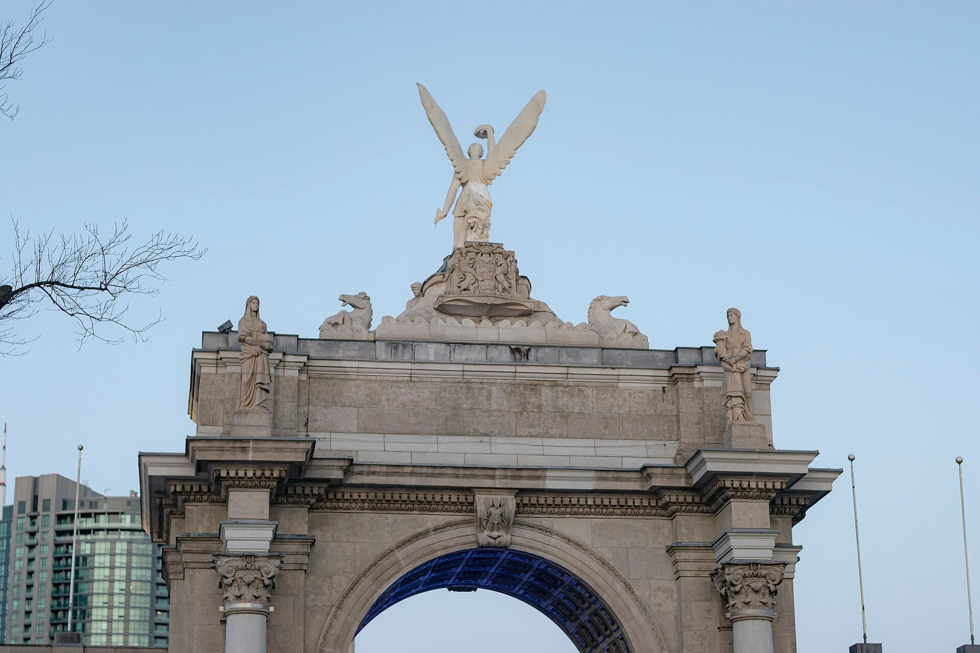 Princes' Gates ที่ Exhibition Place ในโตรอนโต นำเสนอรูปปั้นแบบคลาสสิก ประติมากรรมรูปนางฟ้า และท้องฟ้ายามเย็นเป็นฉากหลัง