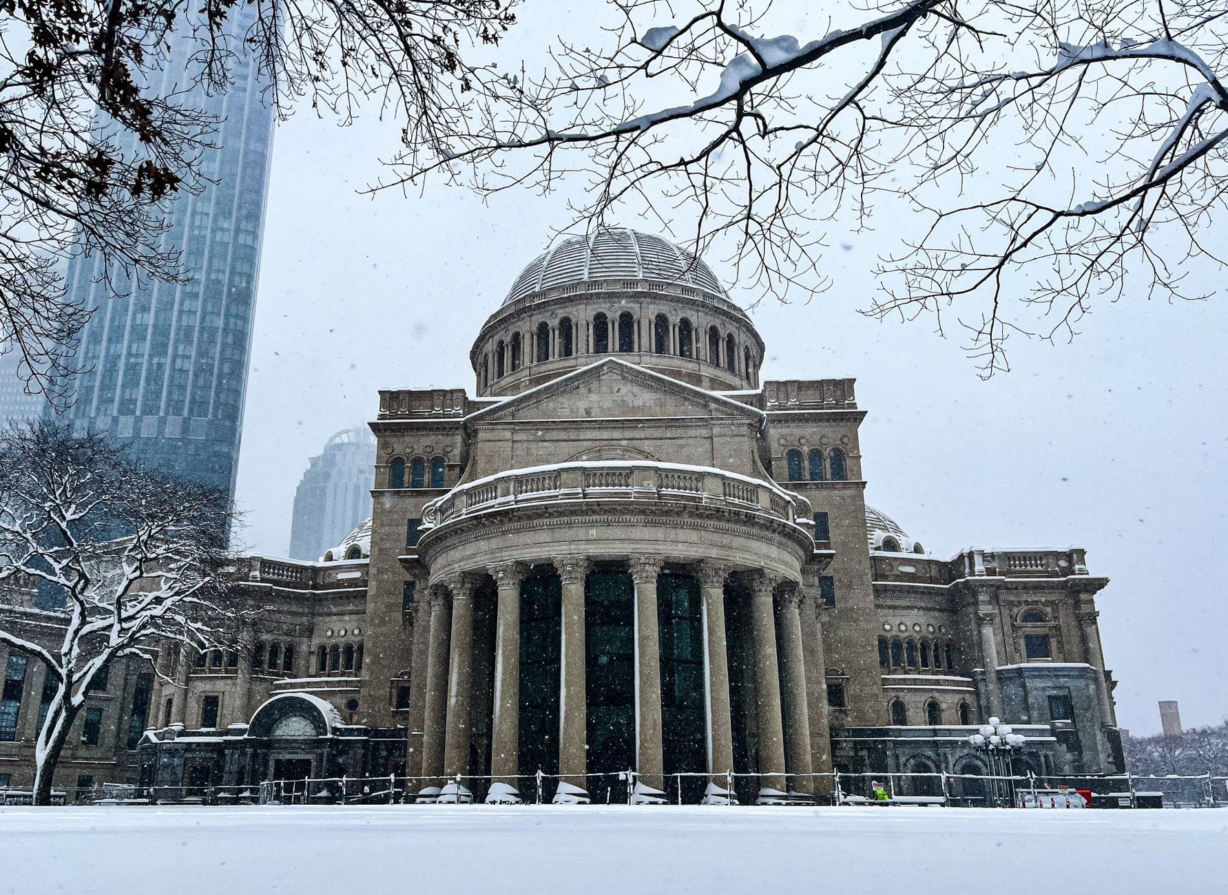Vista invernale della First Church of Christ, Scientist a Boston con la neve che copre il suolo e la cupola neoclassica con le colonne ben visibili.
