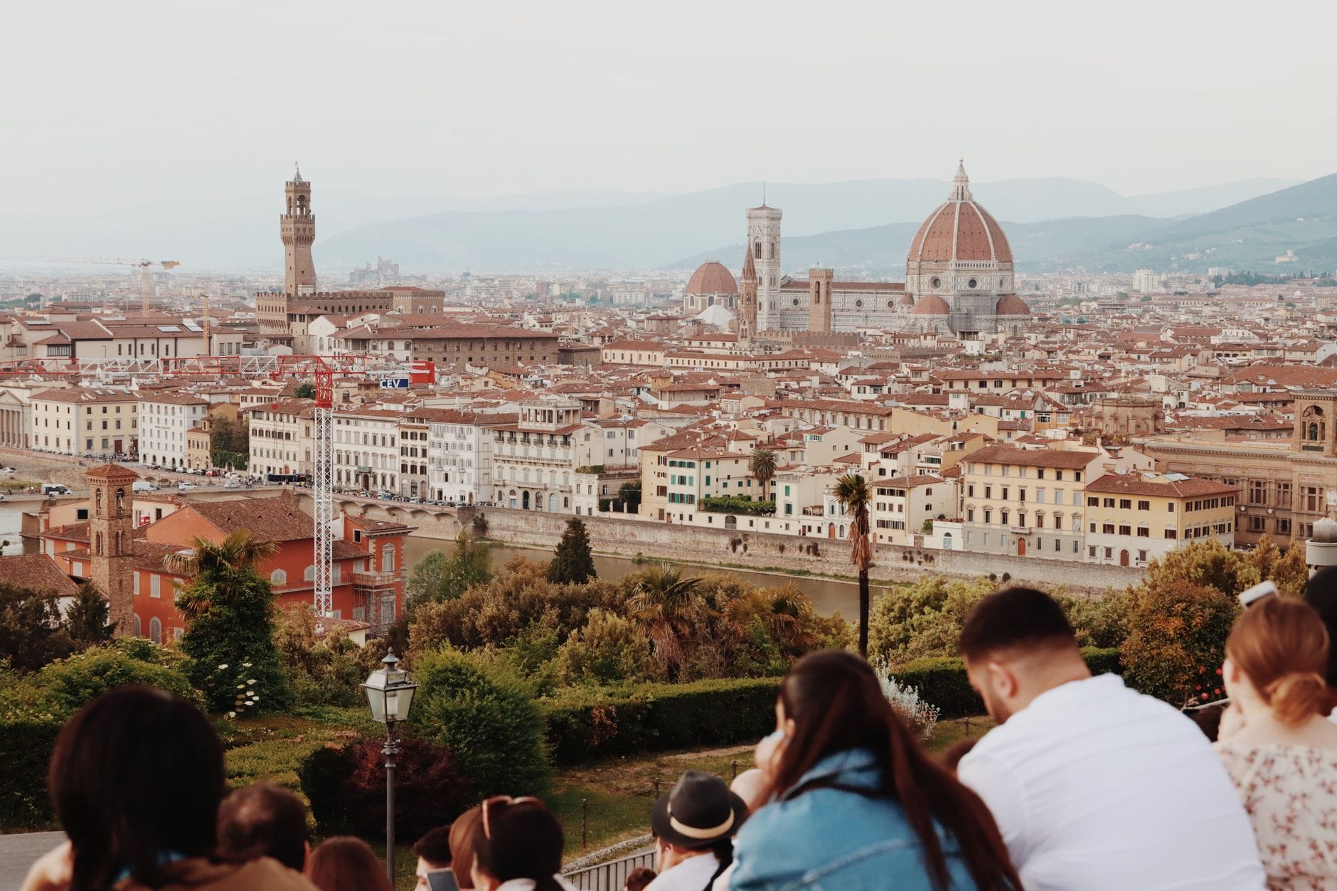วิวมองออกไปยัง Florence พร้อมฝูงชนที่รวมตัวกันอยู่เบื้องหน้า มองเห็น Florence Cathedral และเส้นขอบฟ้าของเมืองได้อย่างชัดเจน