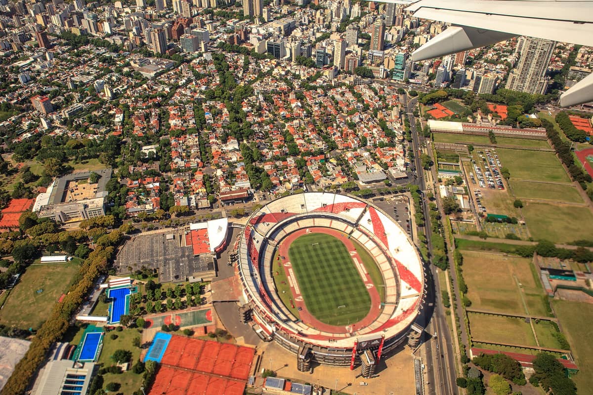 ภาพทางอากาศของสนามกีฬา Estadio Monumental Antonio Vespucio Liberti ในบัวโนสไอเรส ล้อมรอบด้วยอาคารและพื้นที่สีเขียว