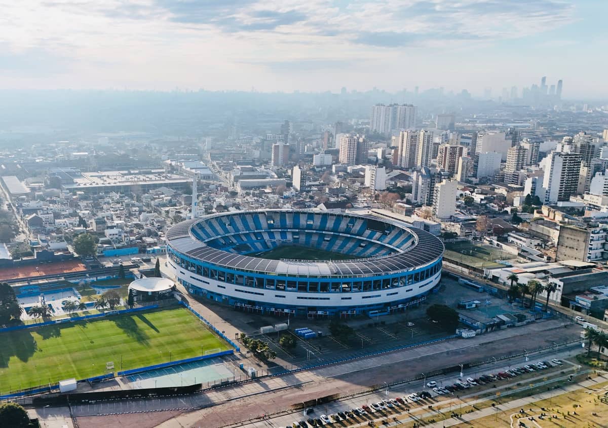 มุมมองทางอากาศของ Estadio Presidente Perón ของ Racing Club ในบัวโนสไอเรส ล้อมรอบด้วยทิวทัศน์เมืองในวันที่อากาศแจ่มใส