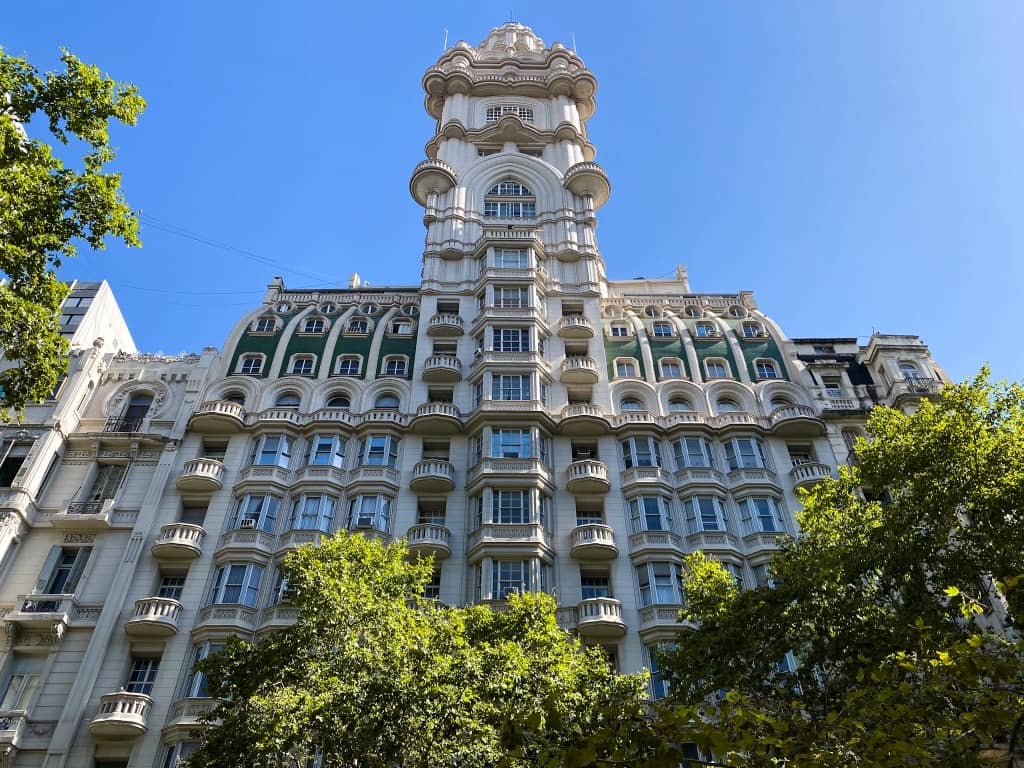 วิวกว้างของ Palacio Barolo อันงดงามในบัวโนสไอเรส แสดงให้เห็นหอคอยอันโดดเด่น สถาปัตยกรรมอลังการ และส่วนหน้าอาคารที่ตกแต่งอย่างวิจิตร ในวันที่แดดสดใส