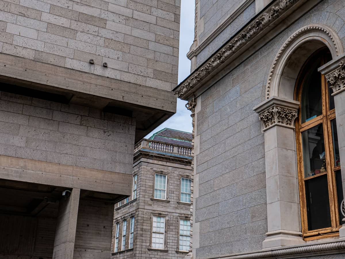 Blick auf die Außenmauern der National Gallery in Dublin, mit markanter Steinarchitektur und Fensterdetails, als Beispiel für ein kostenloses Museum in der Stadt.