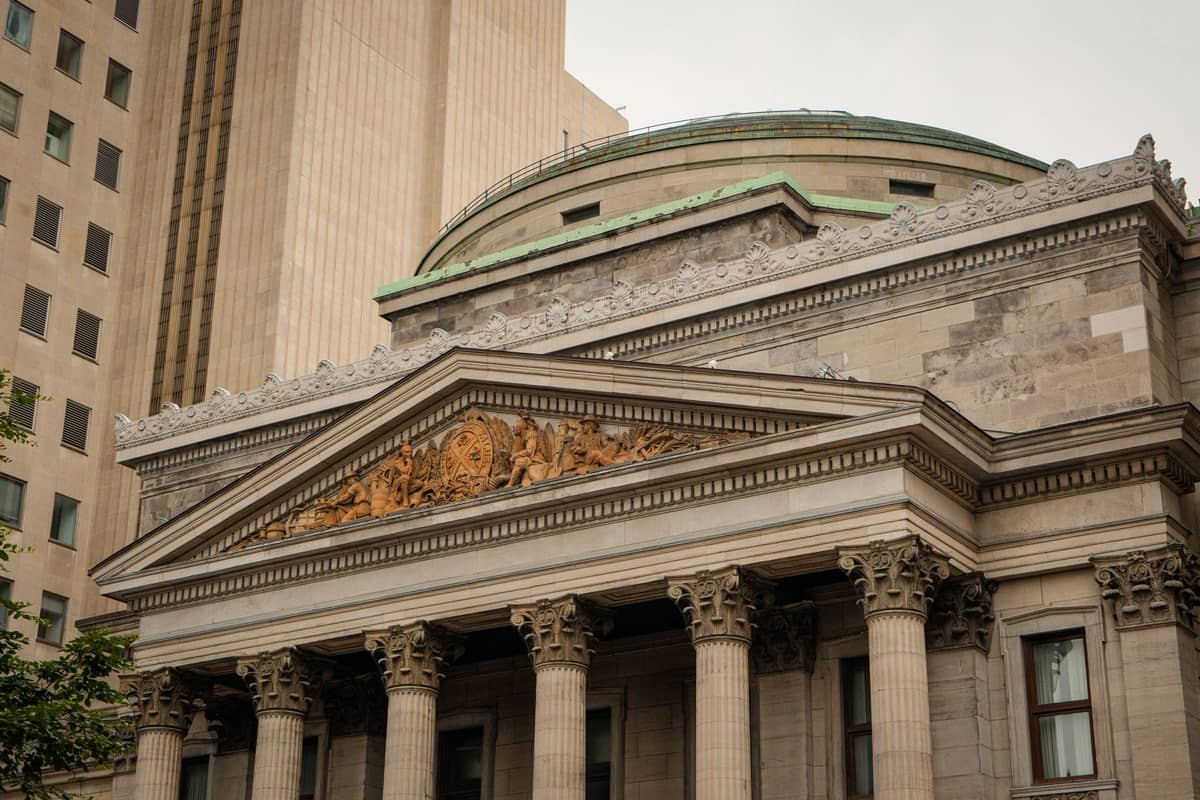 อาคารประวัติศาสตร์พร้อมเสาและจั่วประดับตกแต่ง น่าจะเป็น Bank of Montreal Museum ในย่านใจกลางเมือง Montreal