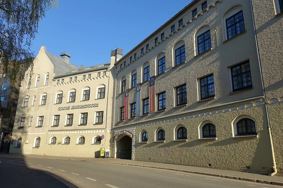 อาคาร Schous Kulturbryggeri ในย่าน Grünerløkka ของเมืองออสโล ซึ่งเป็นที่ตั้งของสถานที่ทางวัฒนธรรม ภายใต้ท้องฟ้าแจ่มใสและแสงแดดยามบ่าย