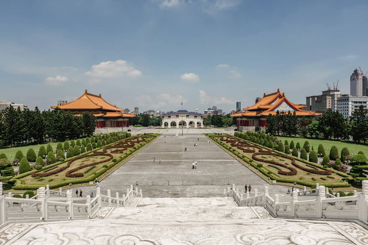 Weitblick auf den Liberty Square in Taipei mit kunstvollen Gärten, traditionellen chinesischen Hallen und dem Hauptplatz unter blauem Himmel.