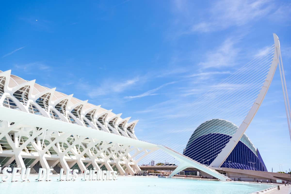 L'architettura futuristica della Città delle Arti e delle Scienze di Valencia, con il Museu de les Ciències e il ponte Assut de l'Or in una giornata di sole con cielo azzurro.