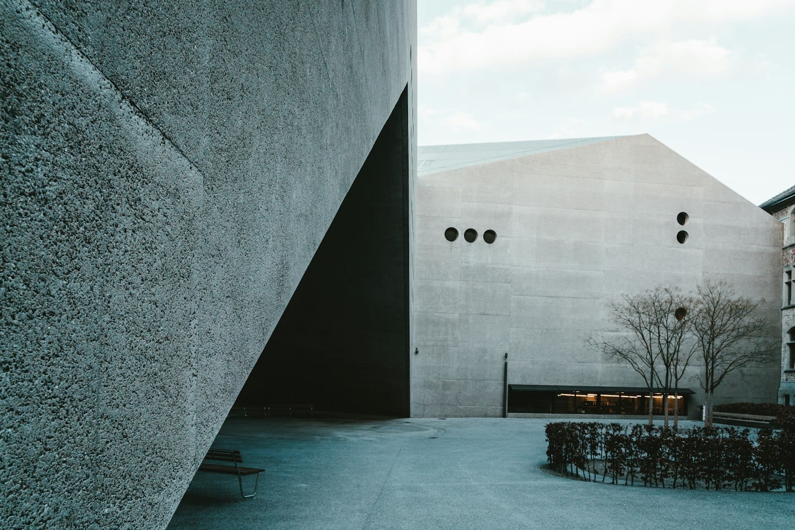 ด้านหน้าอาคารคอนกรีตสมัยใหม่และลานภายในของพิพิธภัณฑ์ศิลปะ Kunsthaus Zürich แสดงให้เห็นสถาปัตยกรรมมินิมอลและพื้นที่วัฒนธรรมในเมืองซูริก